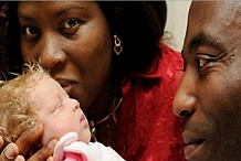 Un couple de Nigérians donne naissance à un bébé blanc, blond aux yeux bleus